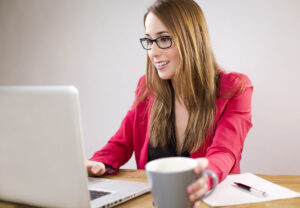 Frau mit Laptop